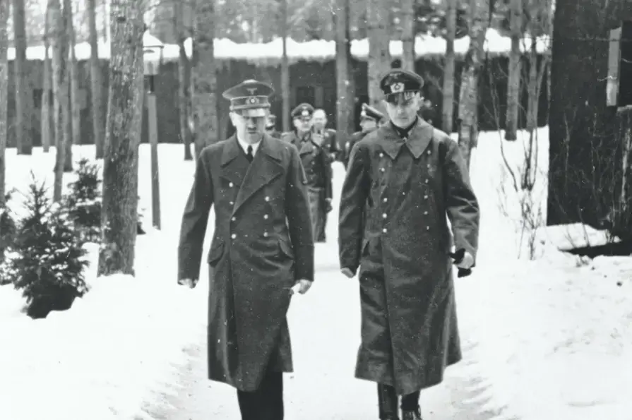 این کت کلاسیک نخستین بار در اوایل قرن بیستم و در دوران جنگ جهانی طراحی شد تا از سربازان در برابر باران و سرما محافظت کند.