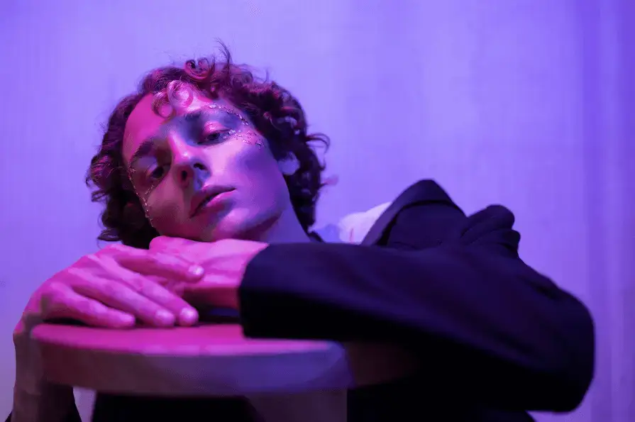 ترکیب و تضاد رنگ های اولیه و ثانویه در استایل های روزمره به شما کمک می‌کند بتوانید استایل هایی خلاقانه با معنای بصری متفاوت بسازید؛ از یک استایل پرانرژی و جسورانه گرفته تا یک استایل آرام و موقر