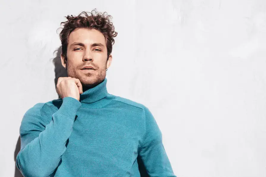 آبی: رنگی آرام که در استایل‌ های مینیمال و رسمی استفاده می‌شود.