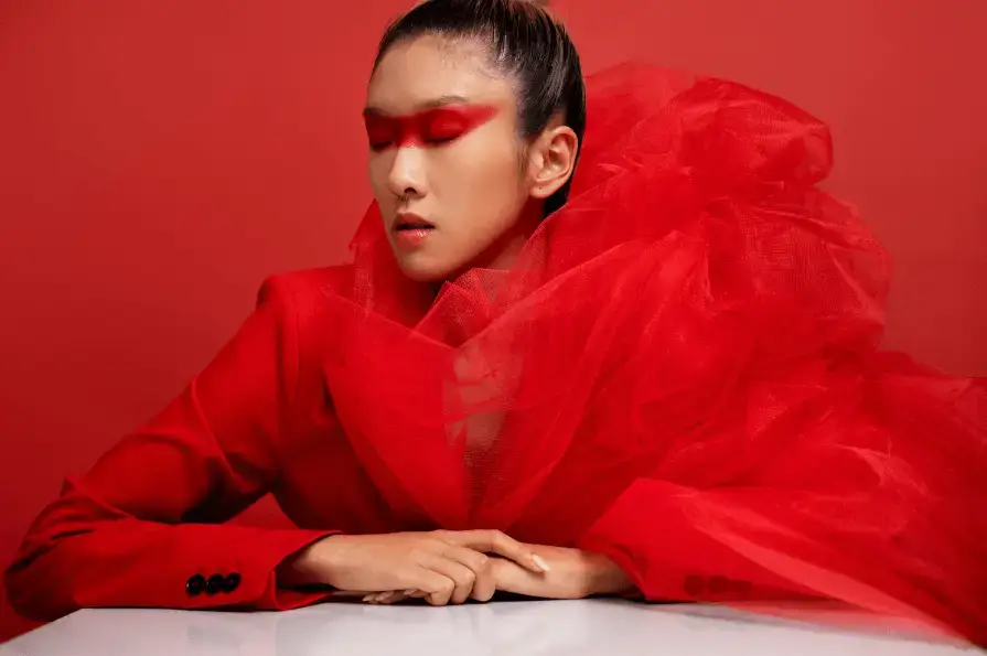 قرمز: رنگی تیز و جسورانه که توجه‌ها را به سمتتان جلب می‌کند.