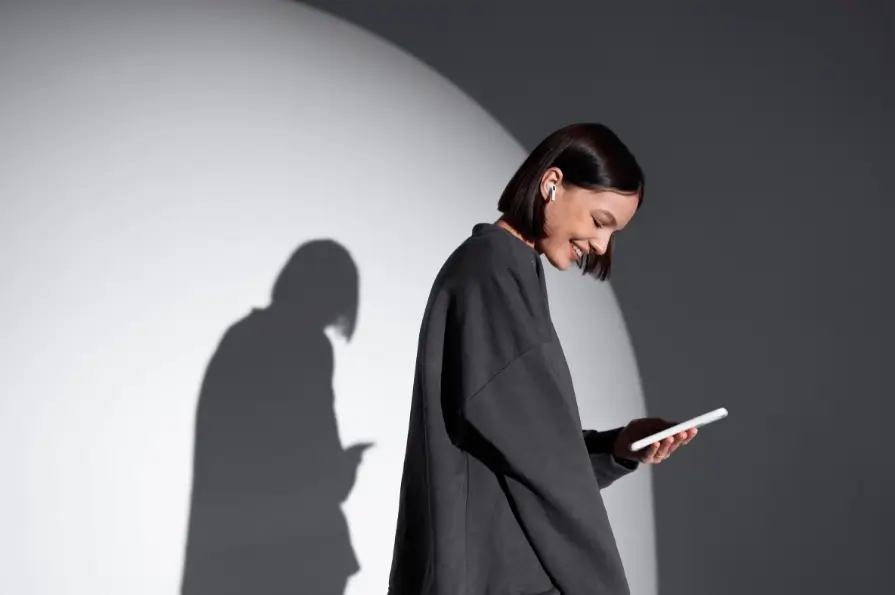 با ۷ نکته ساده یاد بگیرید چطور رنگ‌های خنثی مثل کرم، بژ و طوسی را در استایل ست کنید و ظاهری مینیمال، شیک و همیشه‌ مد داشته باشید